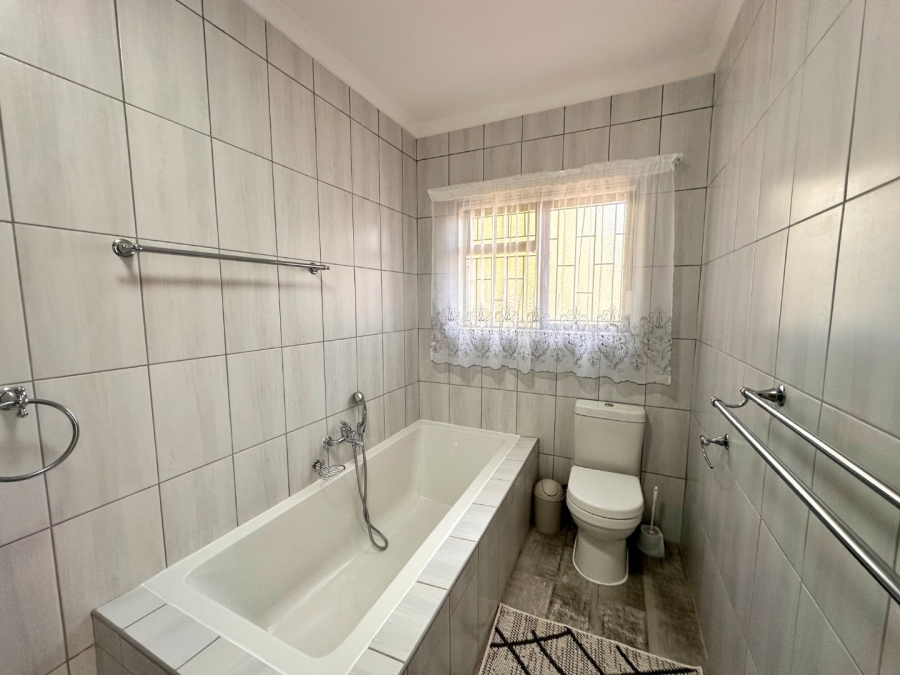 5 Bedroom Property for Sale in Fraaiuitsig Western Cape